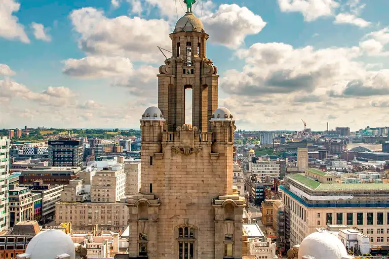 Take a romantic photo with the city's best view