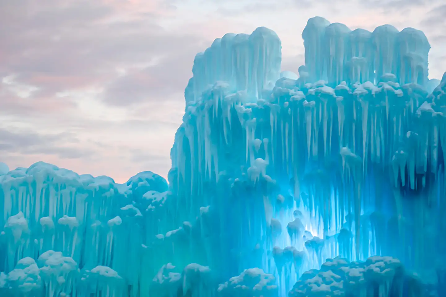 Kom til 𝐌𝐚𝐠𝐢𝐬𝐤 𝐉𝐮𝐥 𝐢 𝐒𝐤𝐮𝐥𝐩𝐭𝐮𝐫𝐩𝐚𝐫𝐤𝐞𝐧 𝐁𝐥𝐨𝐤𝐡𝐮𝐬  🎅🏻❄️ Oplev millioner af blinkende julelys fordelt over parkens 20.000 m2  samt daglige lyd- og lysshow, som oplyser parken og de mange smukke  lysinstallationer 😍✨, image size:1440x960