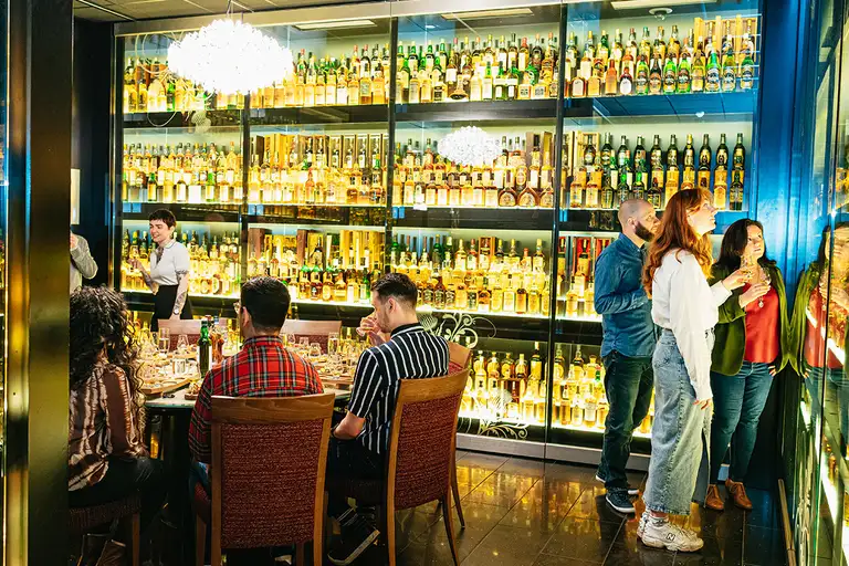 スコッチウイスキーを飲む