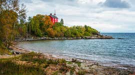 美国最佳湖畔小镇:您的终极湖滨指南