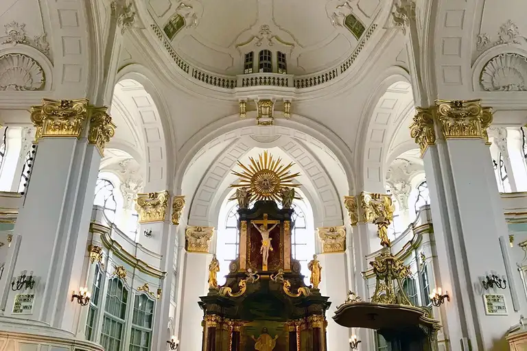 Drive around Hamburg’s sights and into the sunset