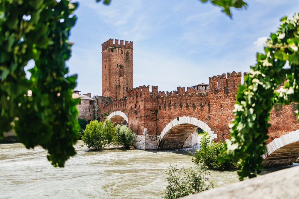 特別額装品/Palazzi Di Verona（ヴェローナ） 夏のヴェローナ（イタリア）：おすすめの観光スポットと体験