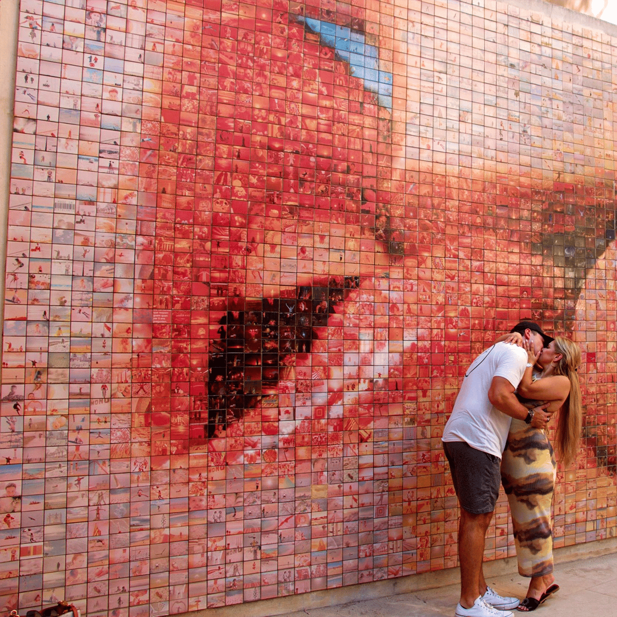 Necking Wall 12 Utterly Romantic Things To Do In Barcelona For Couples
