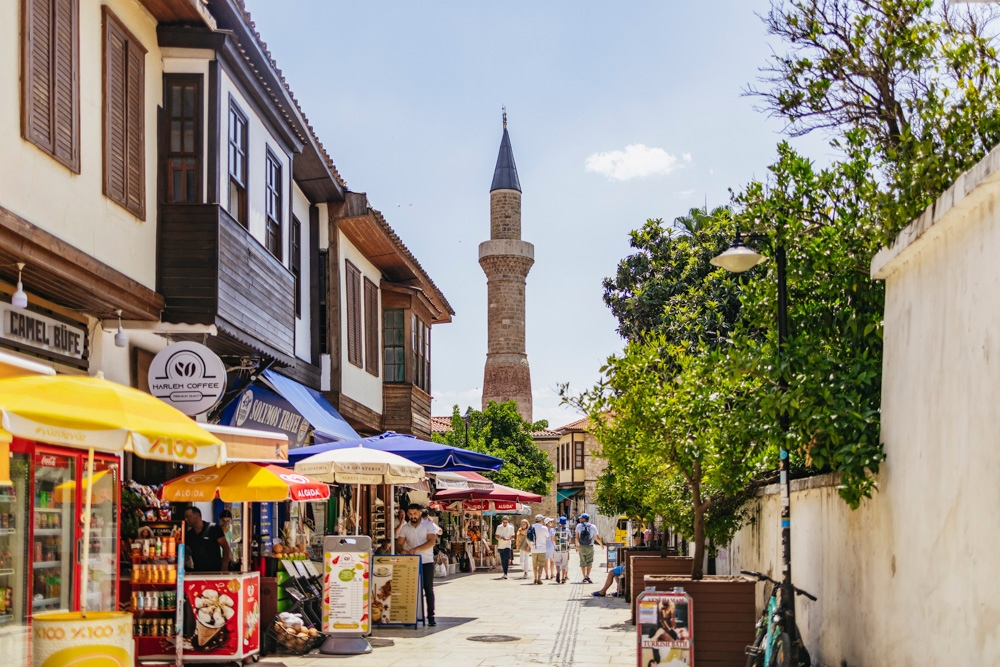 Antalya im Sommer ist eine aufregende Mischung aus Sonne und Geschichte