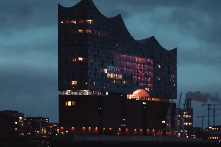 See the Elbphilharmonie all lit up
