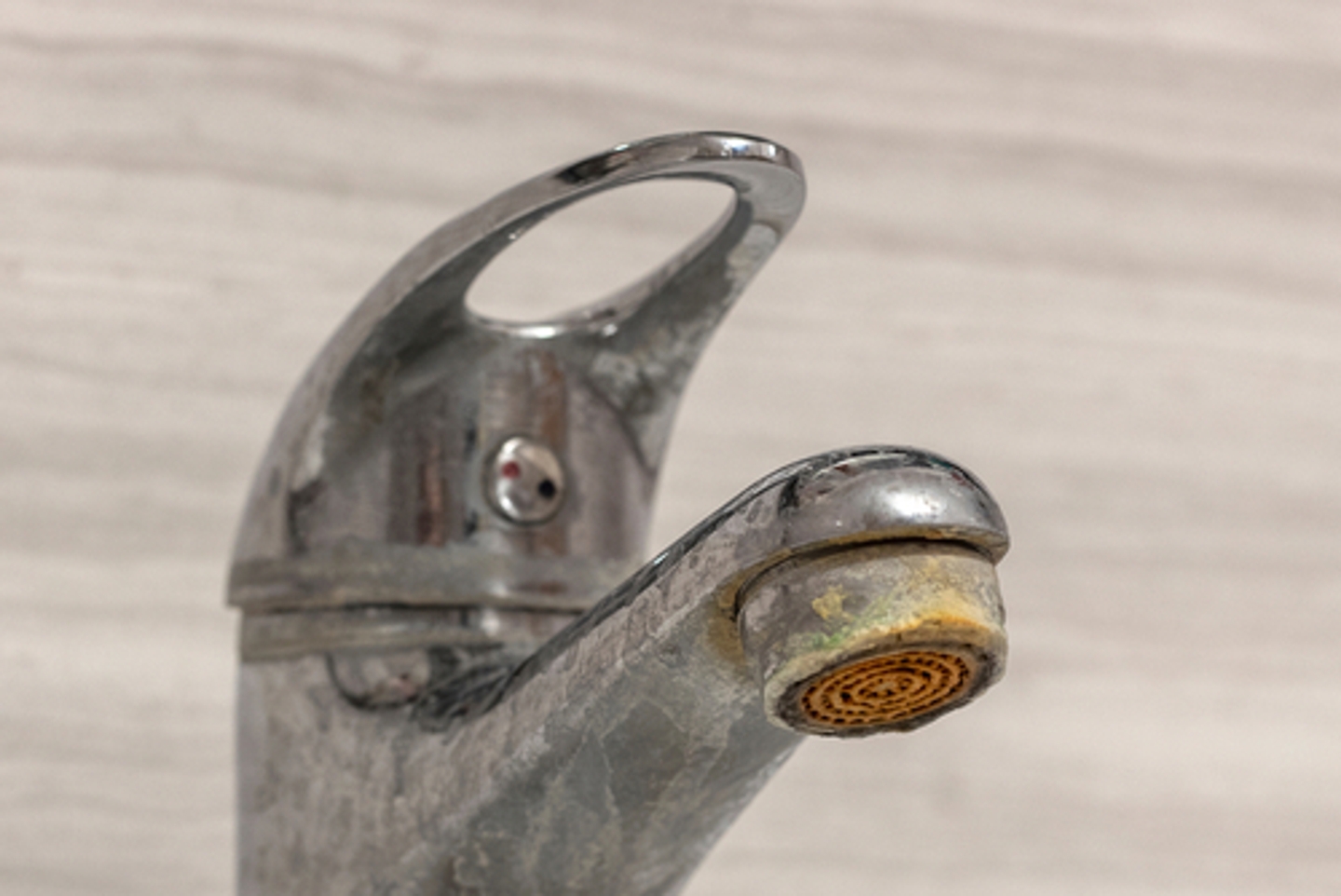 Cleaning a rusty or dirty chrome shower head or bathroom faucet can be challenging. SERVPRO has some tips to help make the job go 