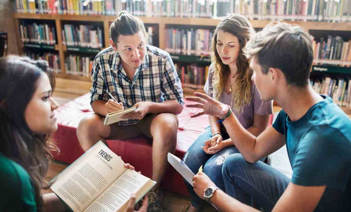 Grupo de alumnos compartiendo conocimientos sobre su curso de inglés grupal