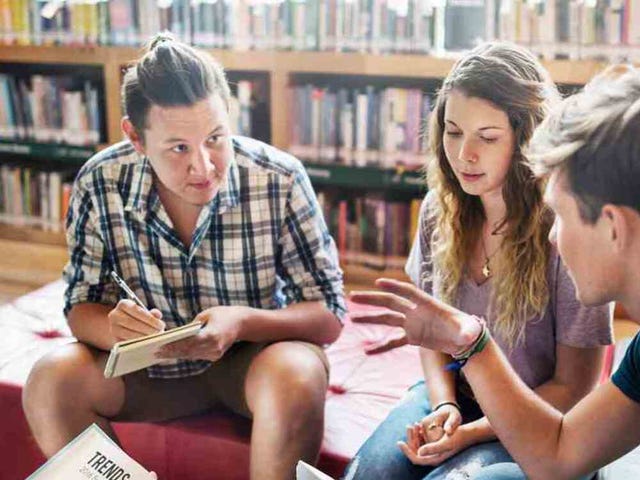 Grupo de alumnos compartiendo conocimientos sobre su curso de inglés grupal