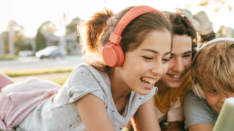 Nuestros profesores enseñan a los niños las nociones básicas de su nuevo idioma para que puedan conversar cómodamente con los demás y ganar confianza con sus compañeros.