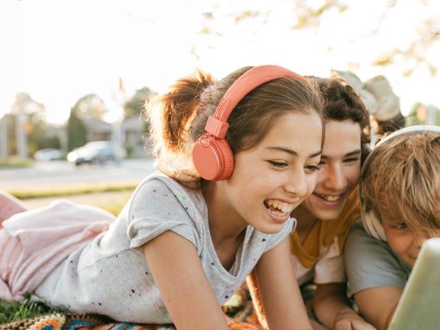 Nuestros profesores enseñan a los niños las nociones básicas de su nuevo idioma para que puedan conversar cómodamente con los demás y ganar confianza con sus compañeros.