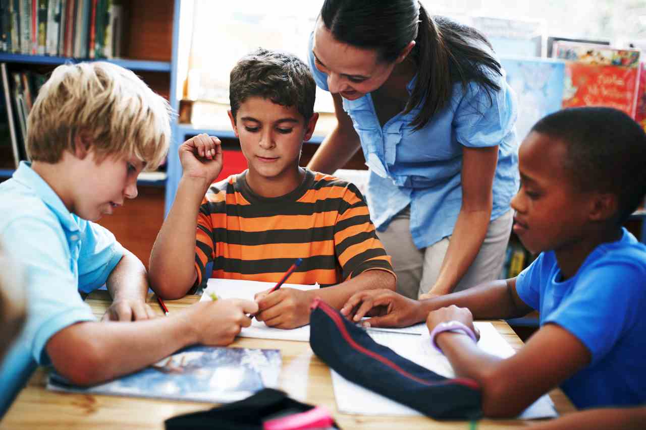 ninos y jovenes aprendiendo idiomas