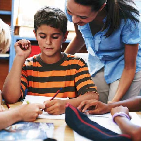 ninos y jovenes aprendiendo idiomas