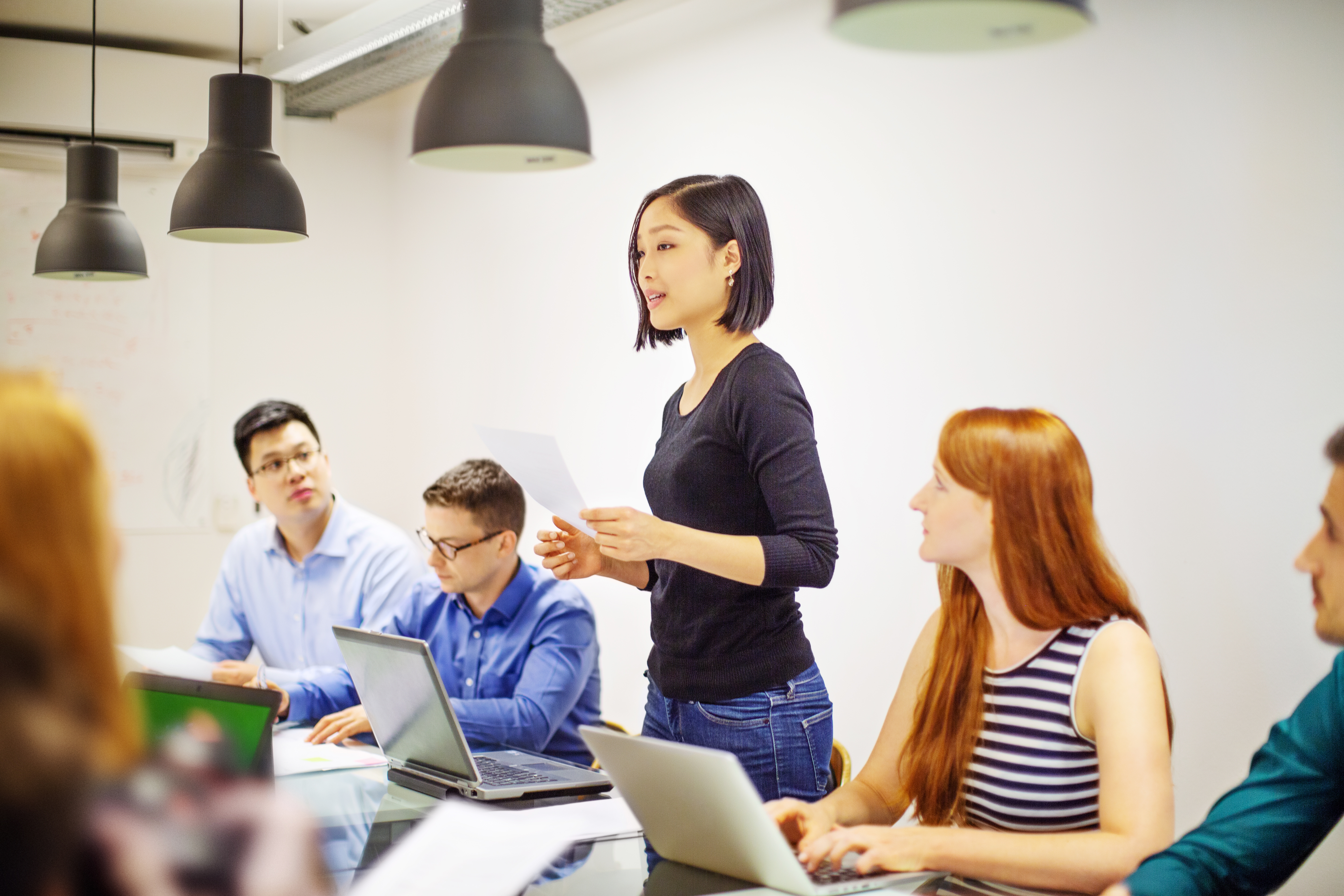 Alumna hablando en una clase de Inglés B1.