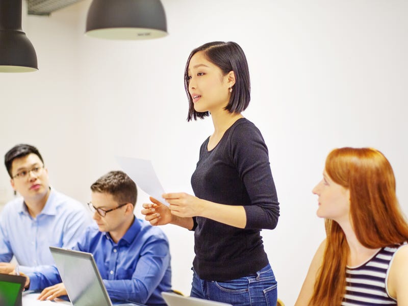 Alumna hablando en una clase de Inglés B1.
