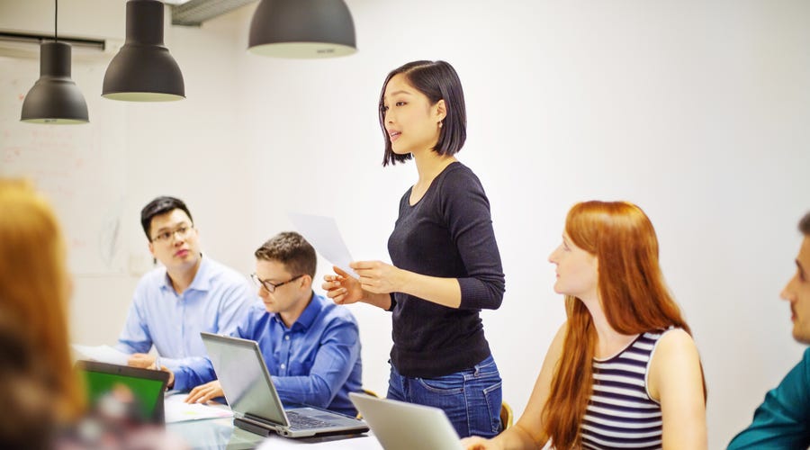 Alumna hablando en una clase de Inglés B1.
