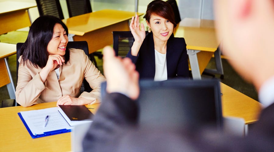 Dos mujeres en una reunión de trabajo formal.