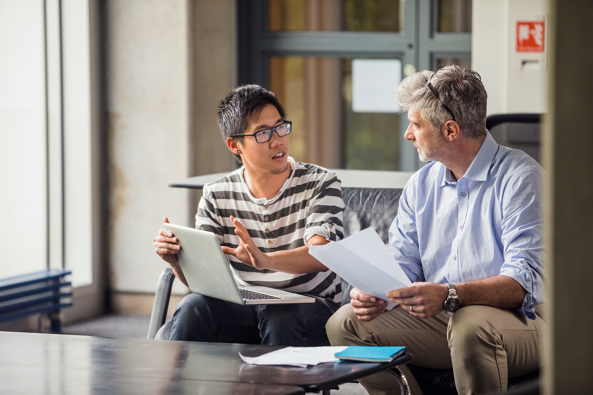 Un joven y un adulto intentando de aprender un idioma
