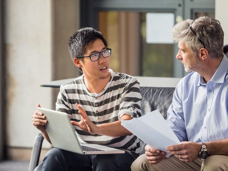 Un joven y un adulto intentando de aprender un idioma