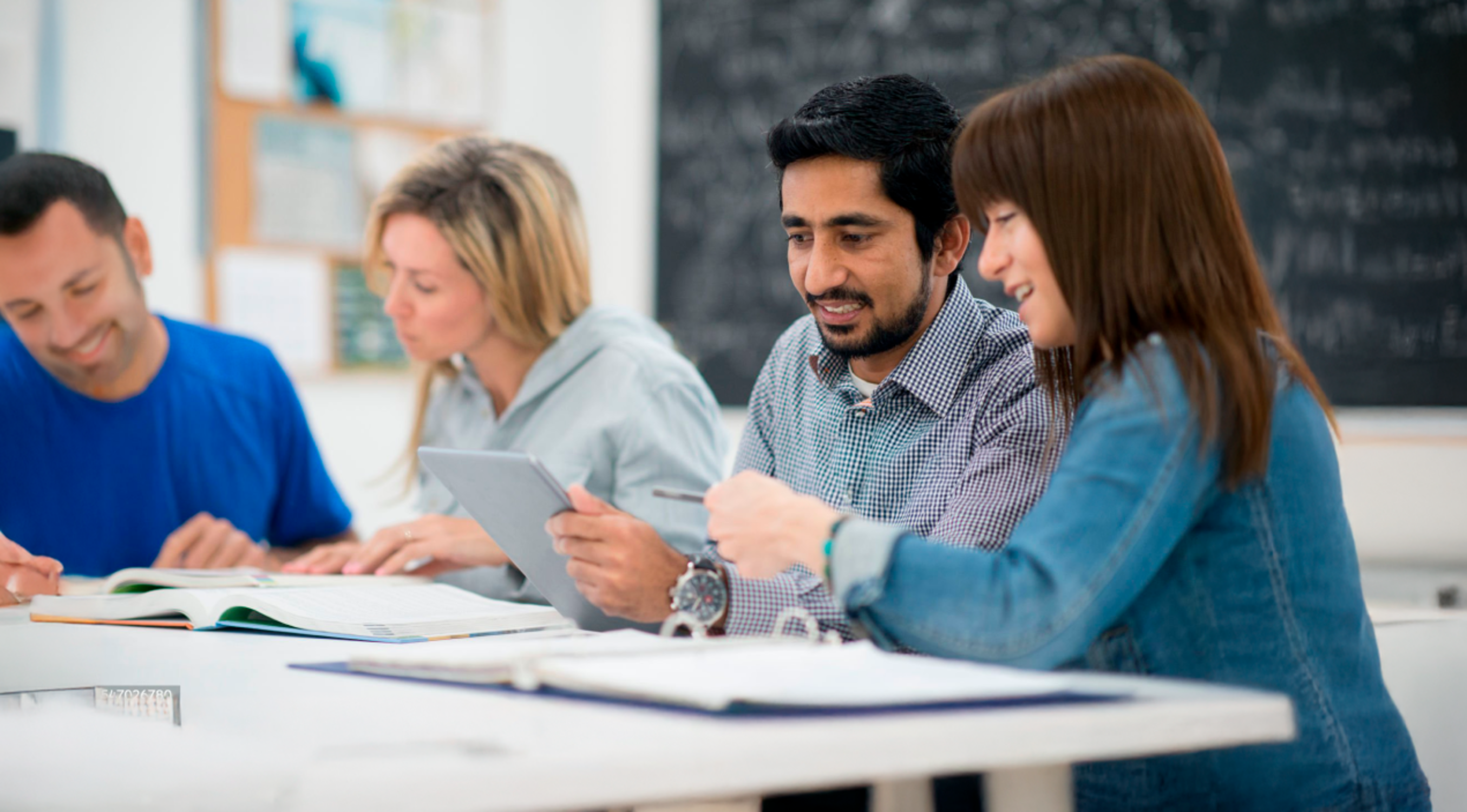 Grupo de personas aprendiendo en una clase de inglés, presencial y online en Perú