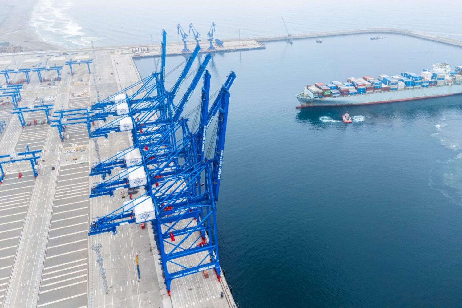 Vista del puerto de Chancay operando frente al mar, un megapuerto clave en Perú