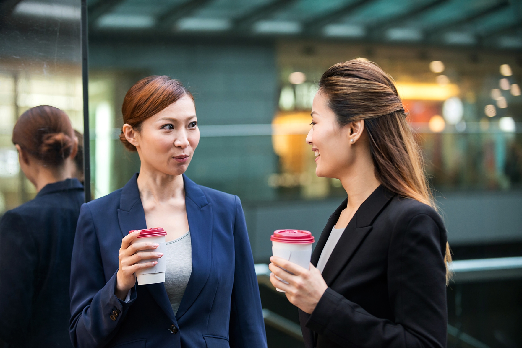 Dos mujeres teniendo una conversación en inglés en la calle