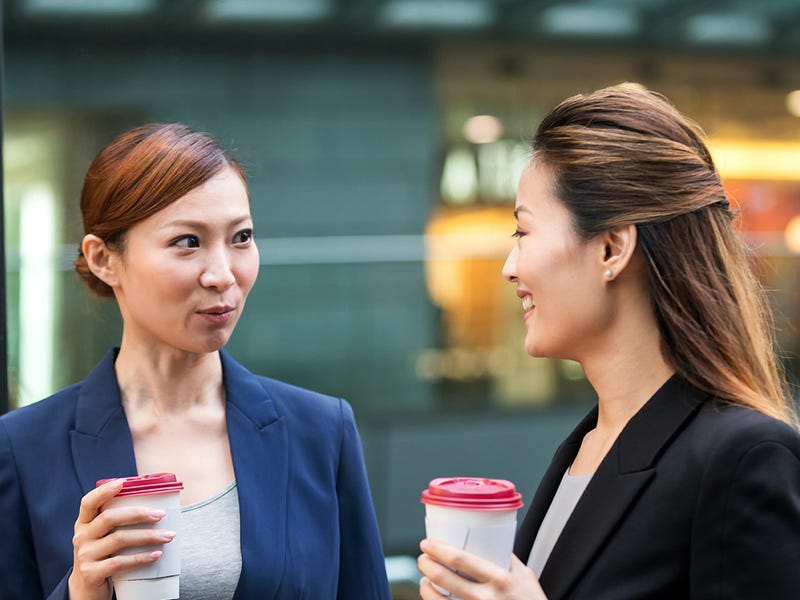 Dos mujeres teniendo una conversación en inglés en la calle