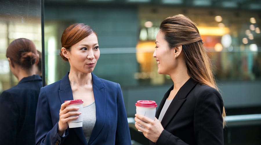 Dos mujeres teniendo una conversación en inglés en la calle