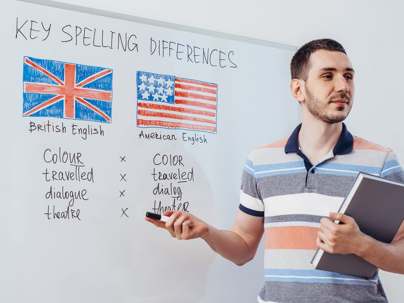 Profesor explicando las imagenes entre ingles britanico y americano.