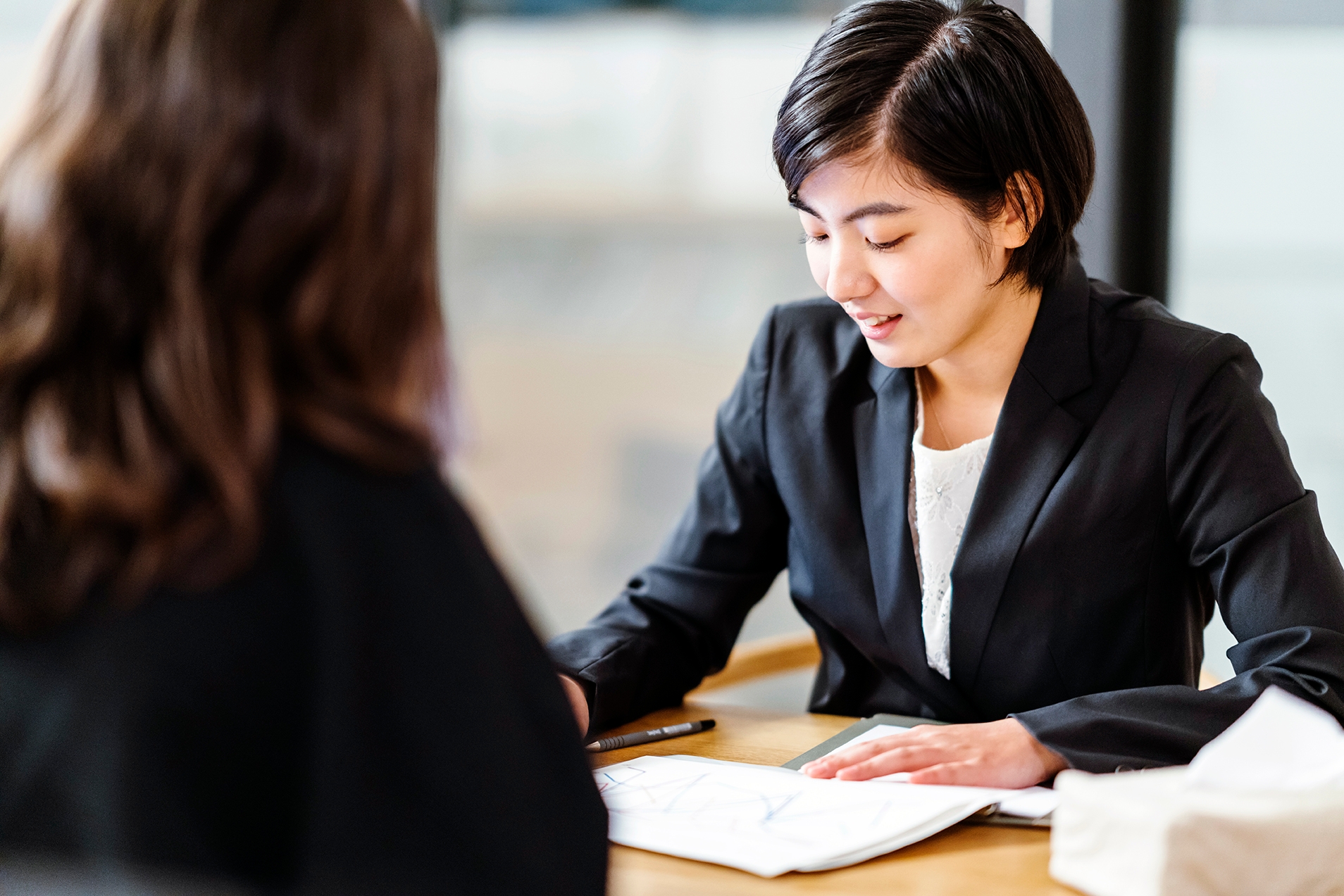 Mujer entrevistando a otra mujer en inglés.