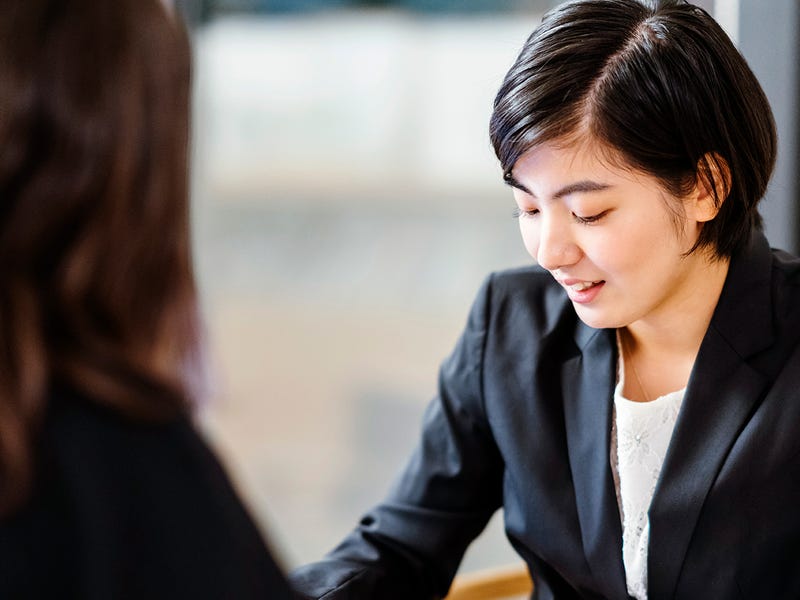 Mujer entrevistando a otra mujer en inglés.