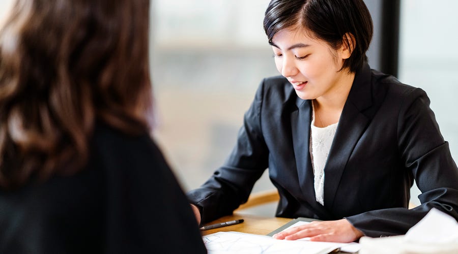 Mujer entrevistando a otra mujer en inglés.