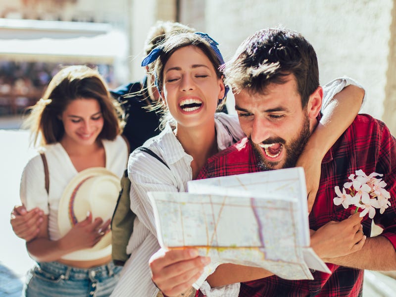 Jóvenes felices aprendiendo inglés con clases inmersivas y compartiendo culturas