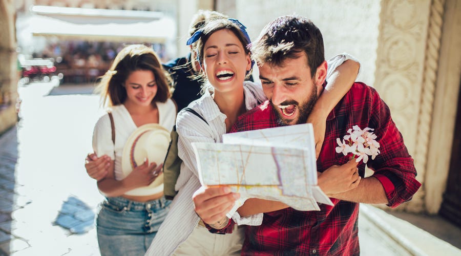 Jóvenes felices aprendiendo inglés con clases inmersivas y compartiendo culturas