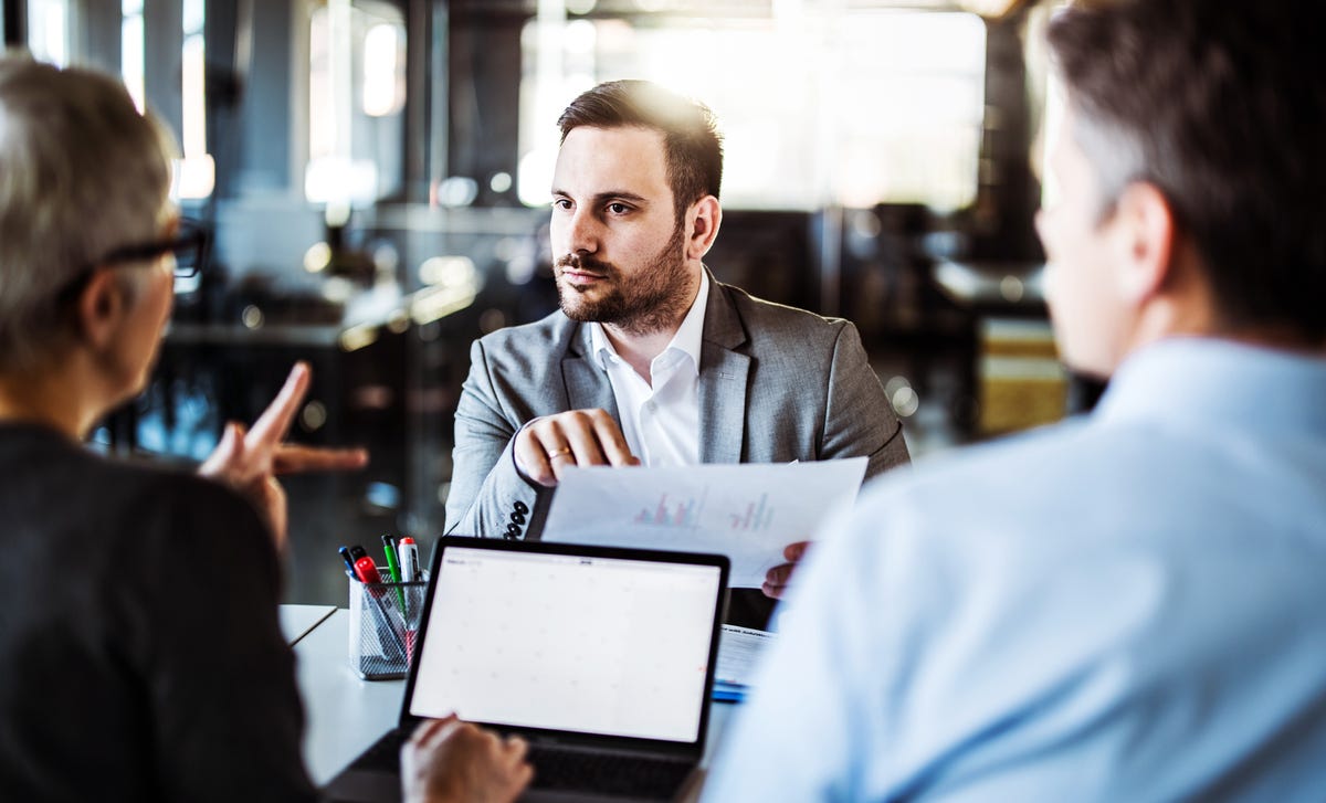 Personas conversando sobre los diferentes niveles de idiomas en Berlitz
