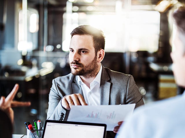 Personas conversando sobre los diferentes niveles de idiomas en Berlitz