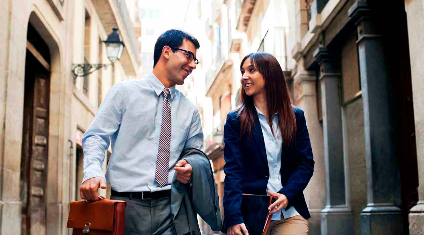 Personas comentando sobre la experiencia de estudiar en Berlitz