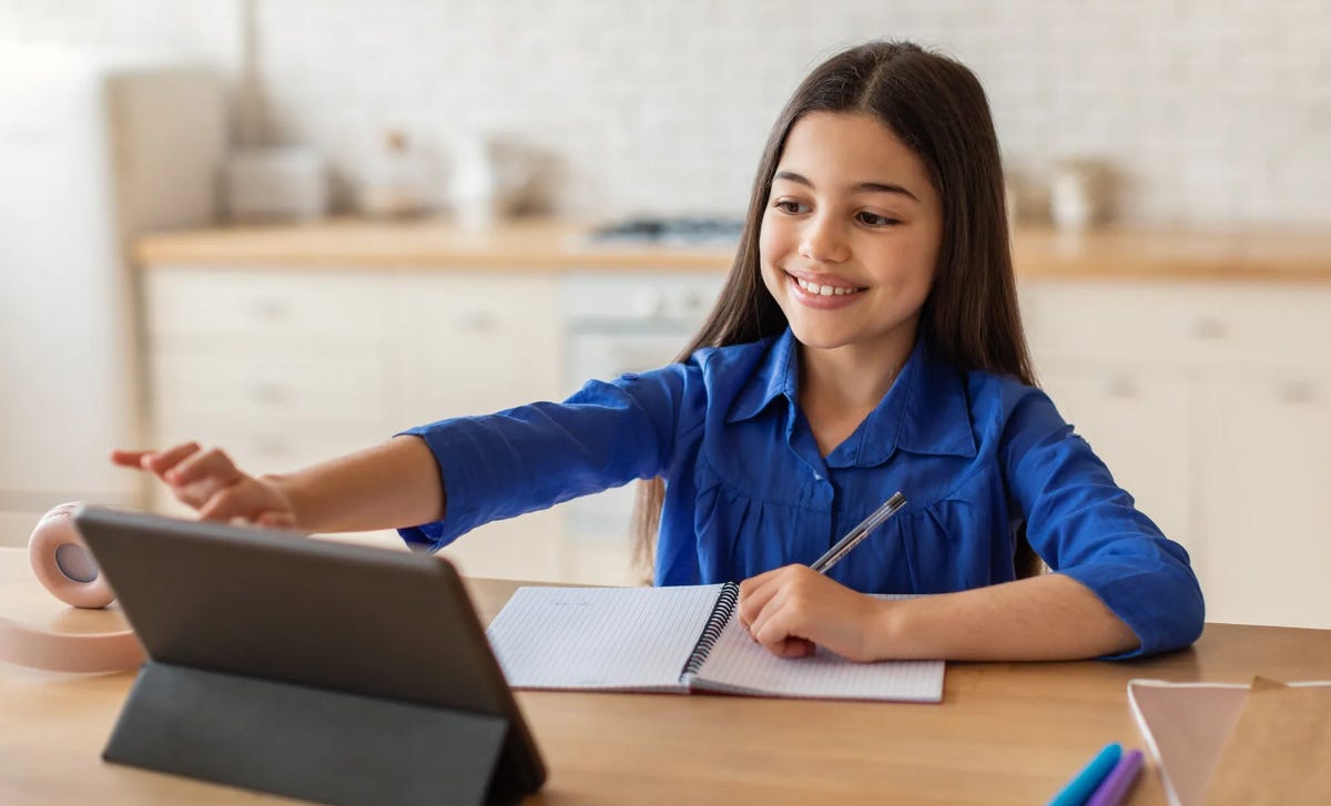 Niños felices aprendiendo inglés en un ambiente divertido y creativo