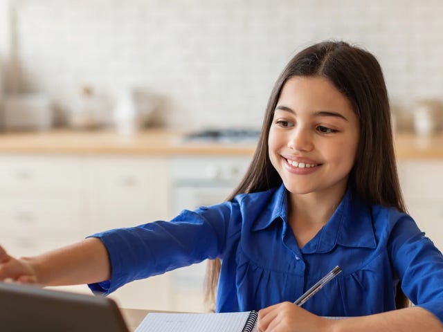 Niños felices aprendiendo inglés en un ambiente divertido y creativo