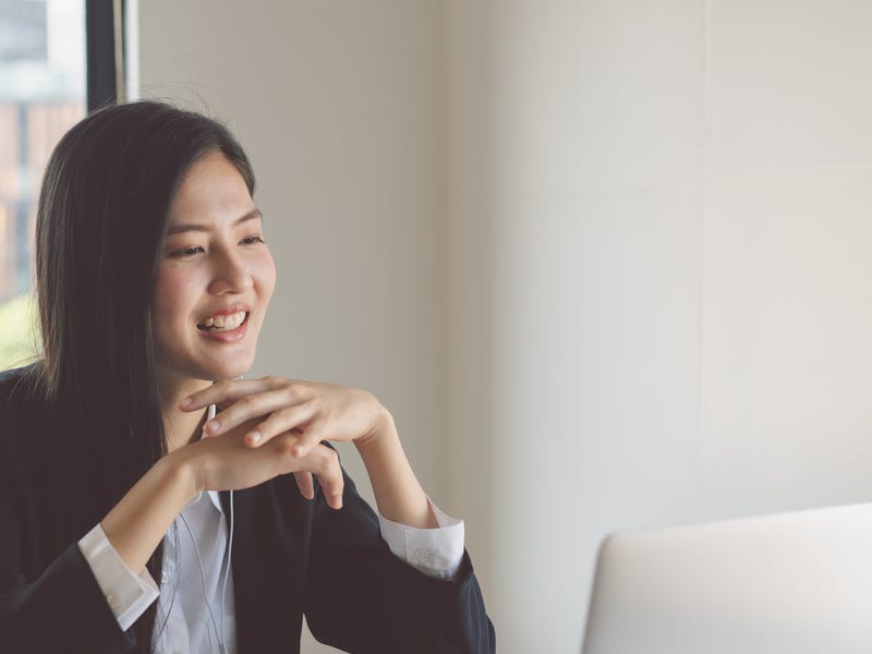 Persona superando una entrevista de trabajo online con éxito en Perú