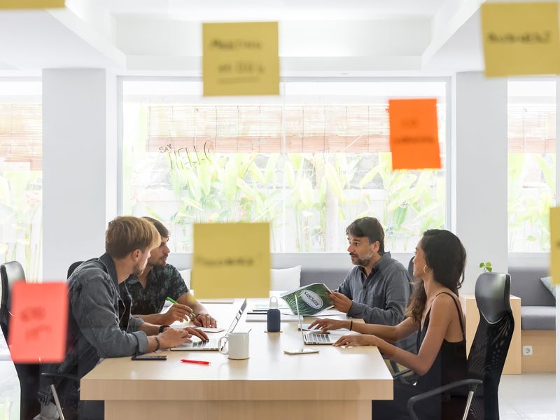 Personas teniendo una reunión de trabajo y practicando inglés con confianza