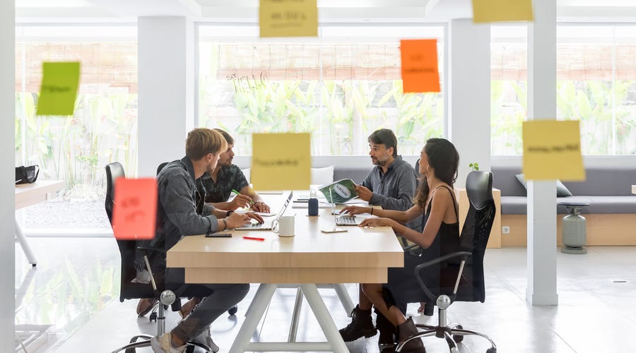 Personas teniendo una reunión de trabajo y practicando inglés con confianza