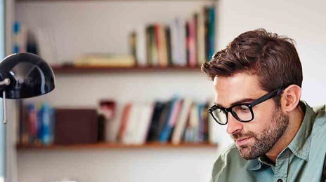 Persona aprendiendo otro idioma desde la comodidad de su casa en Perú