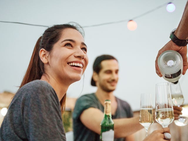 Mujer joven festejando con sus amigos su cumpleaños.