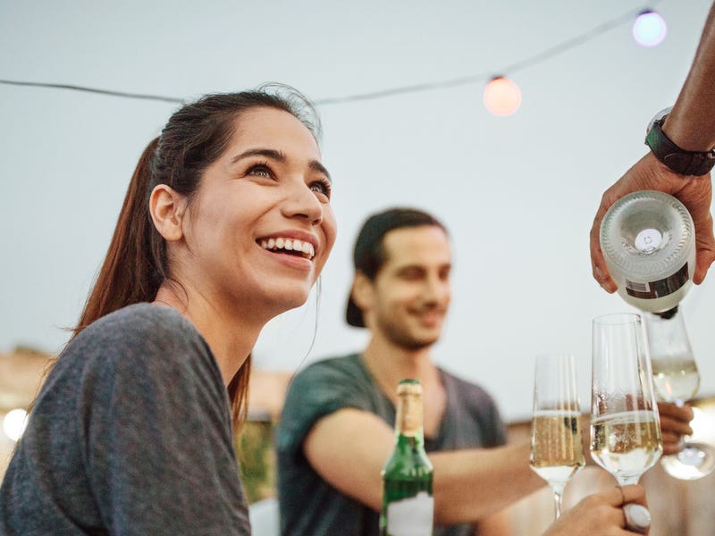 Mujer joven festejando con sus amigos su cumpleaños.