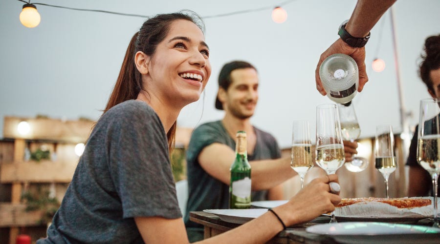 Mujer joven festejando con sus amigos su cumpleaños.