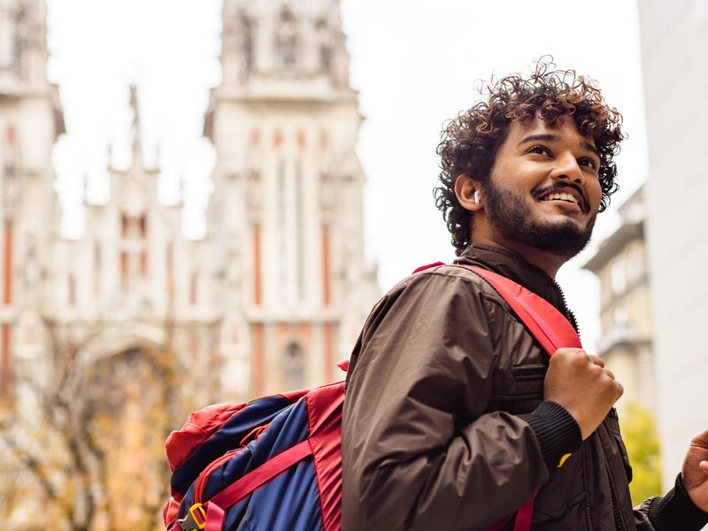 Persona feliz de aprender inglés online para avanzar profesionalmente