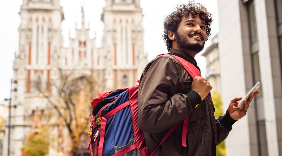 Persona feliz de aprender inglés online para avanzar profesionalmente