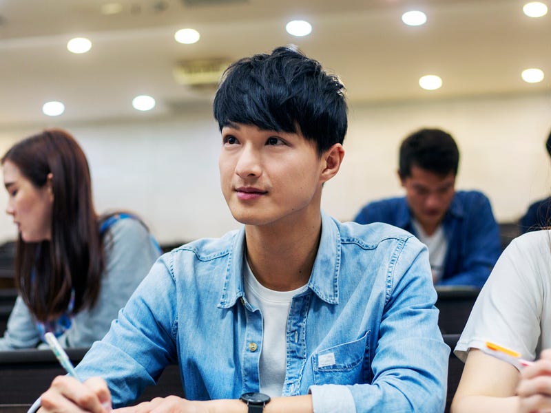 Un estudiante prestando atención a su clase de inglés.