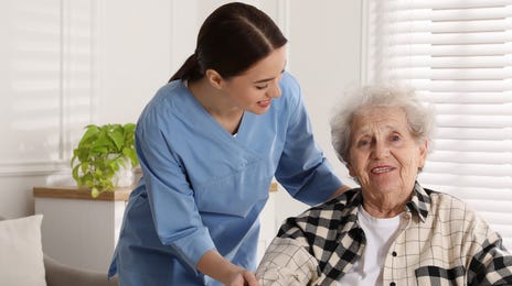 Aplica al programa para enfermeras con experiencia geriátrica. Beca, vivienda y empleo seguro en Alemania.