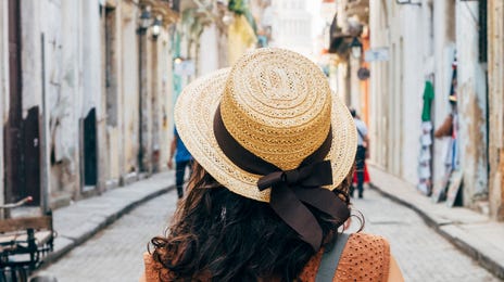 Joven turista, paseando por las calles.